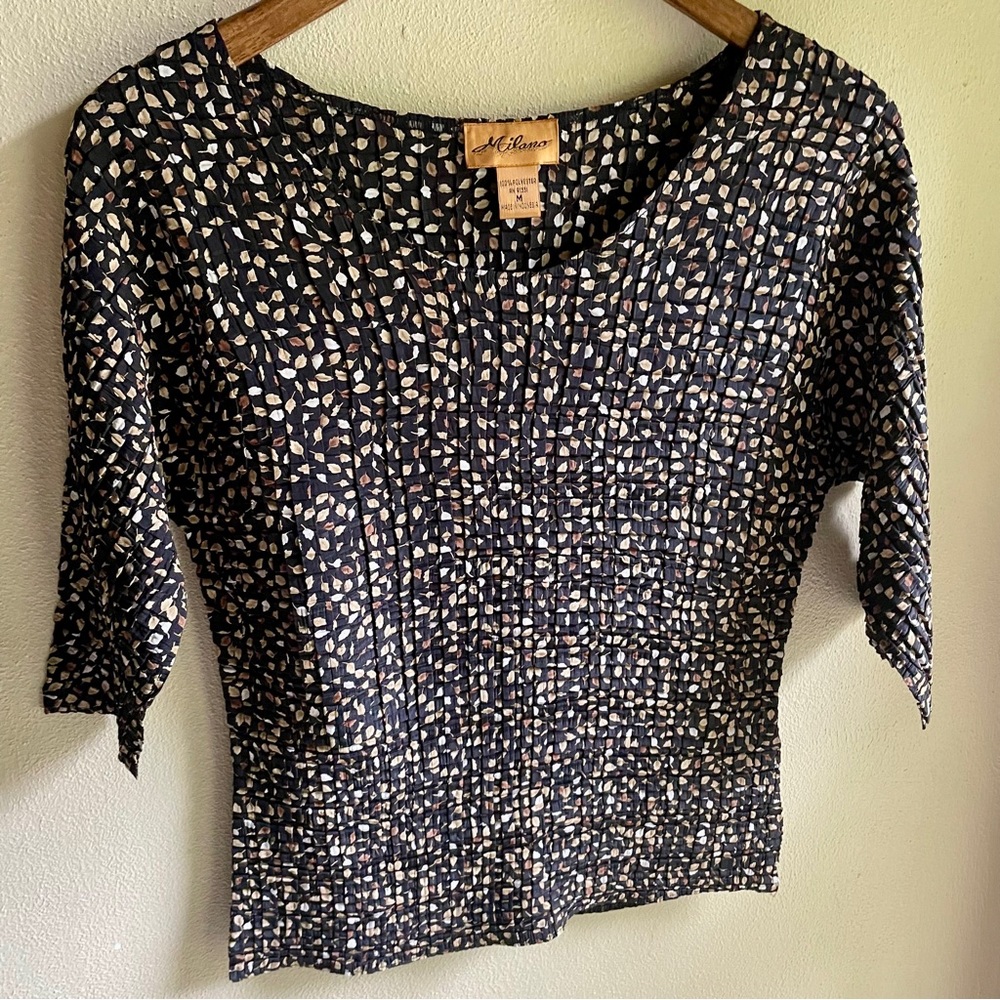 Milano Crinkly Plisse Scoop Neck 3/4 Sleeve Blouse. Black w Autumn Leaves. Med